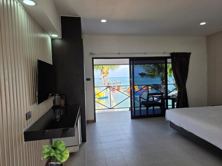 Habitación con terraza y vista al mar con actividades acuáticas en Samui Pier Beach Front & Resort