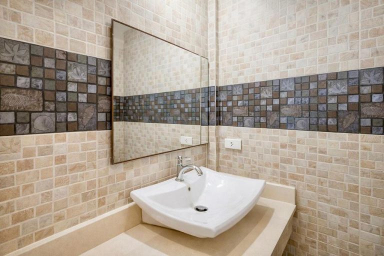 Baño moderno con lavabo empotrado y azulejos de mosaico en Samui Pier Beach Front & Resort
