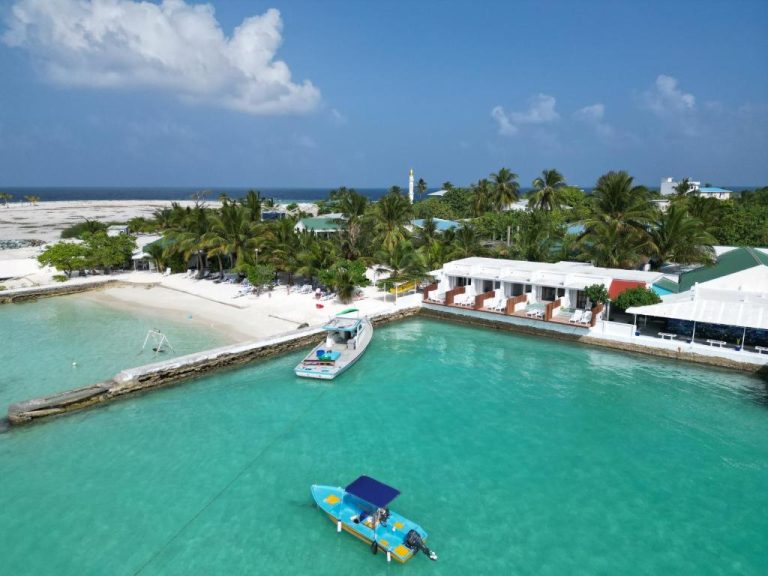 Vista aérea del Lagoon View Maldives con aguas turquesas, embarcadero y playa de arena blanca