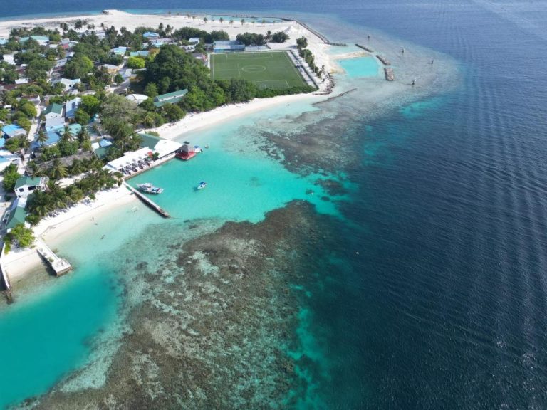Vista aérea del Lagoon View Maldives con playa de arena blanca, arrecife de coral y aguas turquesas