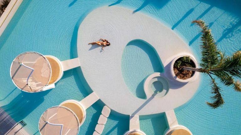 Vista aérea de la piscina con isla circular y tumbonas flotantes del Enorme Santanna Island Premium All Inclusive
