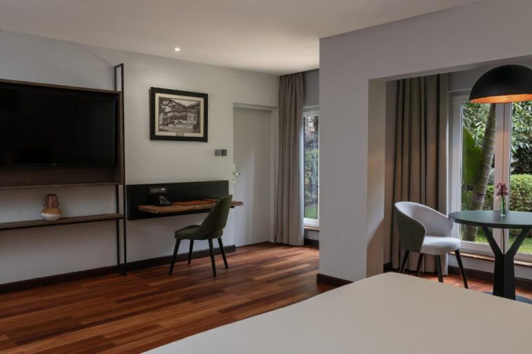 Habitación deluxe con escritorio y vistas al jardín en Vignette Collection Fairview Hotel Nairobi