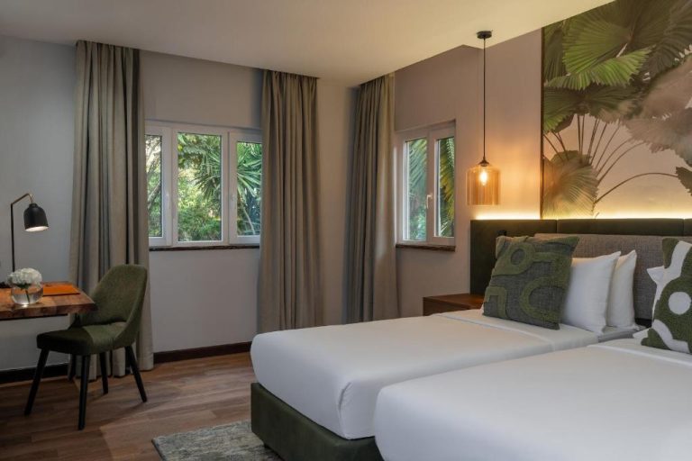 Habitación doble con decoración tropical y vistas al jardín en Vignette Collection Fairview Hotel Nairobi