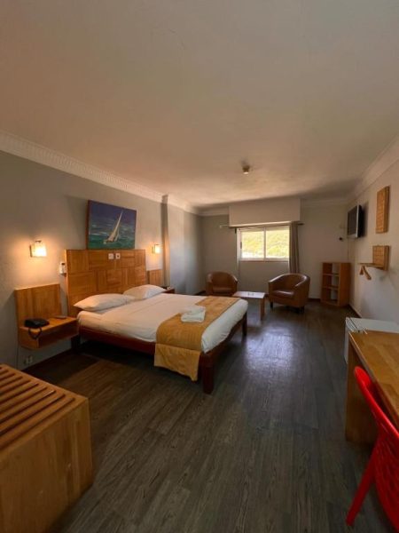Habitación doble superior con cama matrimonial y zona de estar en Le Saint Georges Hotel
