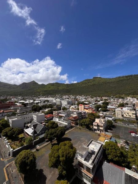 Vista panorámica de la ciudad y montañas verdes desde el Le Saint Georges Hotel en Mauricio