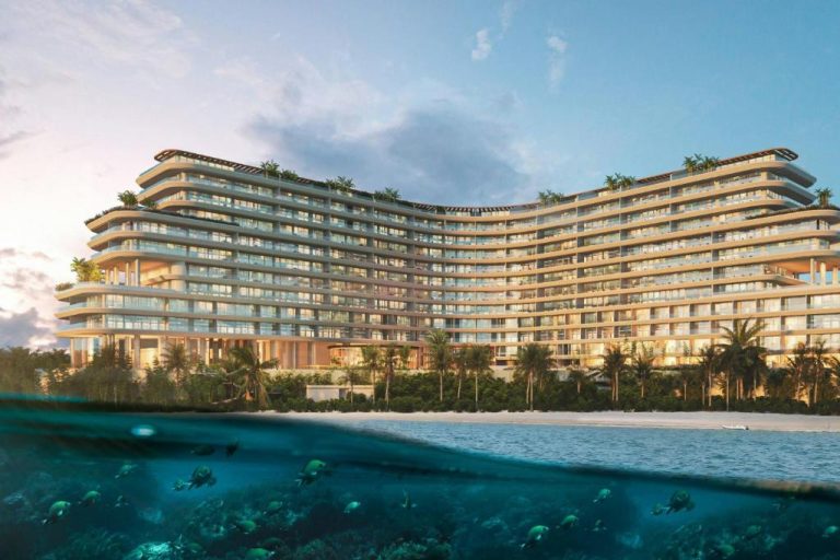 Fachada exterior del St Regis Costa Mujeres Resort en Cancún con vista al mar caribe y arrecife