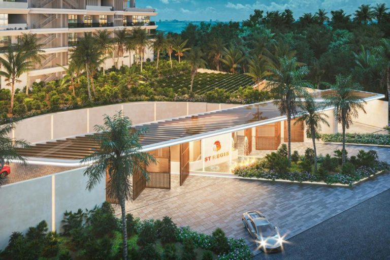 Entrada principal del The St Regis Costa Mujeres Resort Cancún con jardines tropicales y porte cochère iluminado