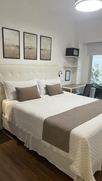 Habitación doble con cama matrimonial y decoración moderna en tonos blancos del Hotel Alvear