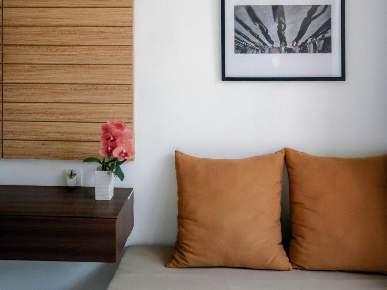 Habitación con cojines naranjas y decoración tropical en The Ulu Beach Club and Bungalows