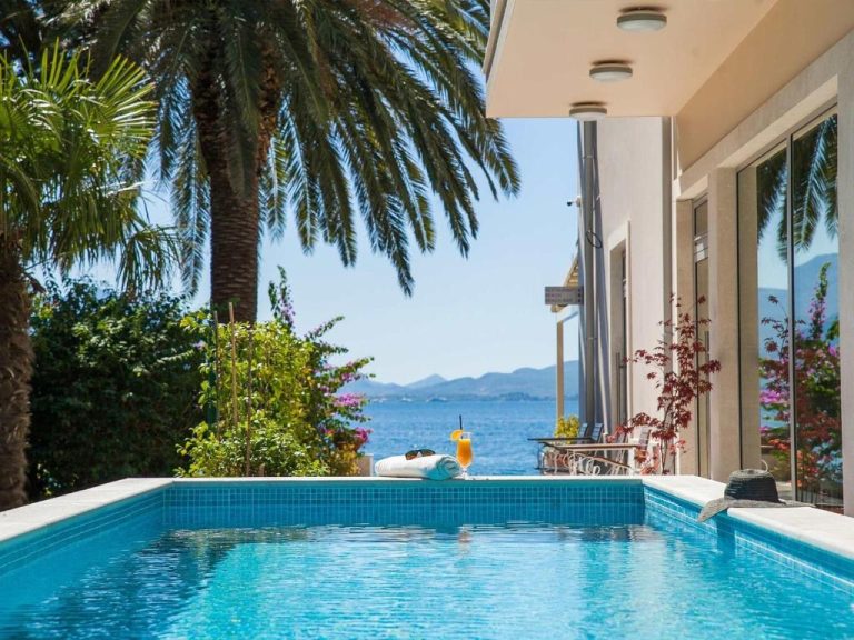 Piscina privada con vistas al mar del Boutique Hotel and Spa Blanc & Bleu Blanche con palmeras