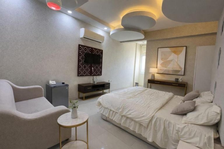 Habitación doble con cama king size y diseño moderno en Al-Bayraha Hotel Apartments
