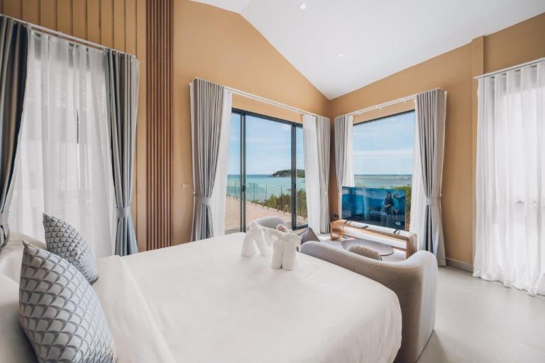 Habitación de lujo con cama doble y vistas panorámicas al mar en Leva Boutique Hotel