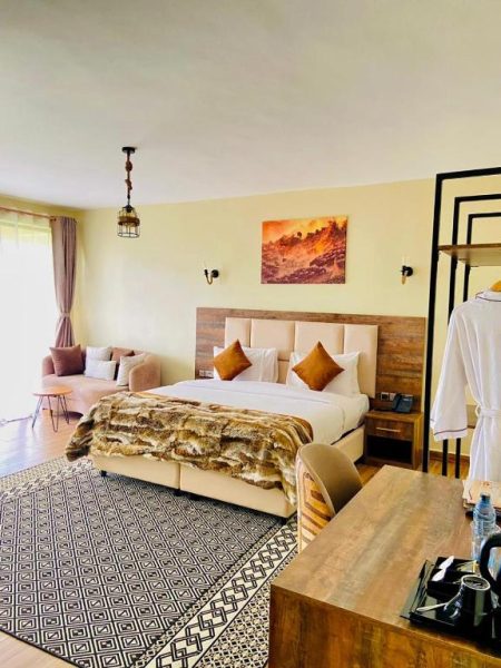 Habitación deluxe con cama king size y manta de piel en Lake Elementaita Manor, Kenia