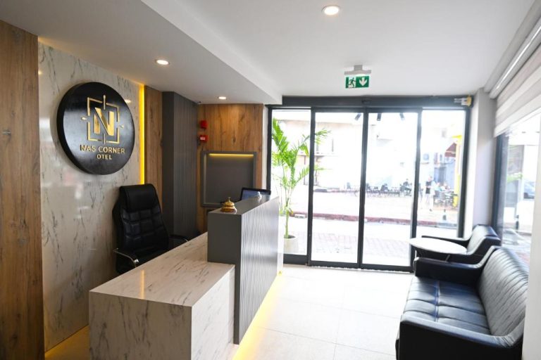 Recepción moderna con mármol y zona de espera del Nas Corner Hotel Otel