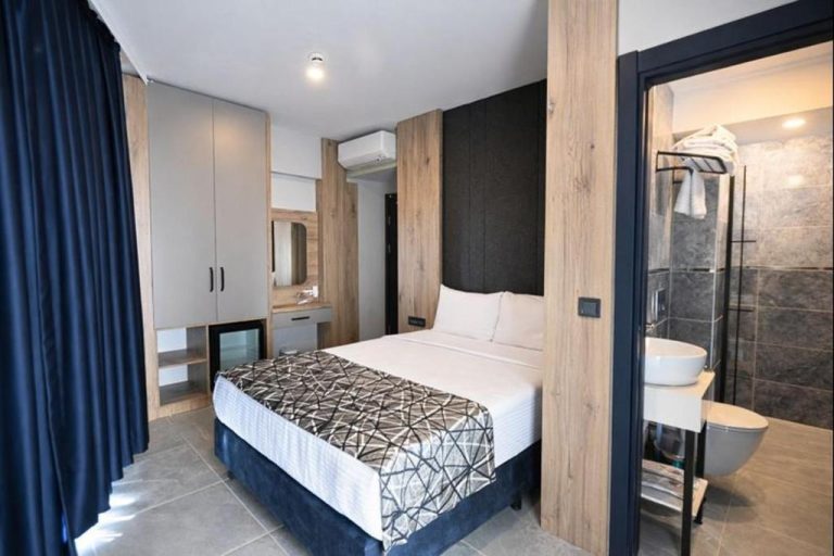 Habitación doble moderna con baño en suite y decoración en madera del Nas Corner Hotel