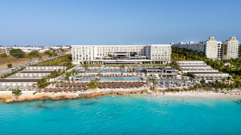 Vista aérea del Riu Palace Swahili Adults Only con piscinas, tumbonas y playa de aguas turquesas