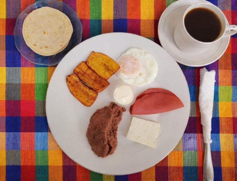 Desayuno típico colombiano con huevo, plátano frito, frijoles, queso y café en Ecoturismo Monte Horeb