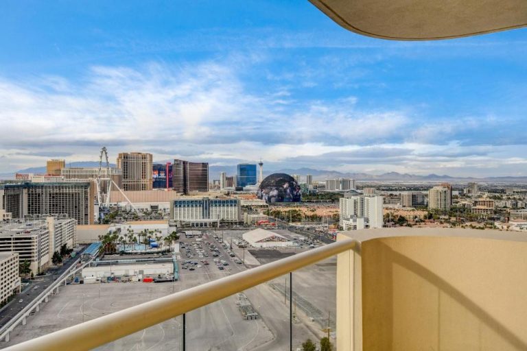 Vistas panorámicas desde balcón del MGM Signature Penthouse con la Sphere y el Strip de Las Vegas