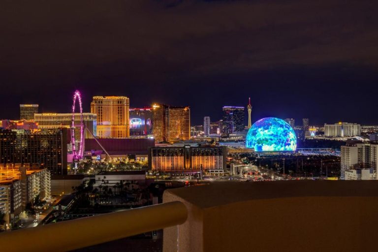 Vista nocturna del Strip de Las Vegas desde el penthouse MGM Signature con la Sphere iluminada
