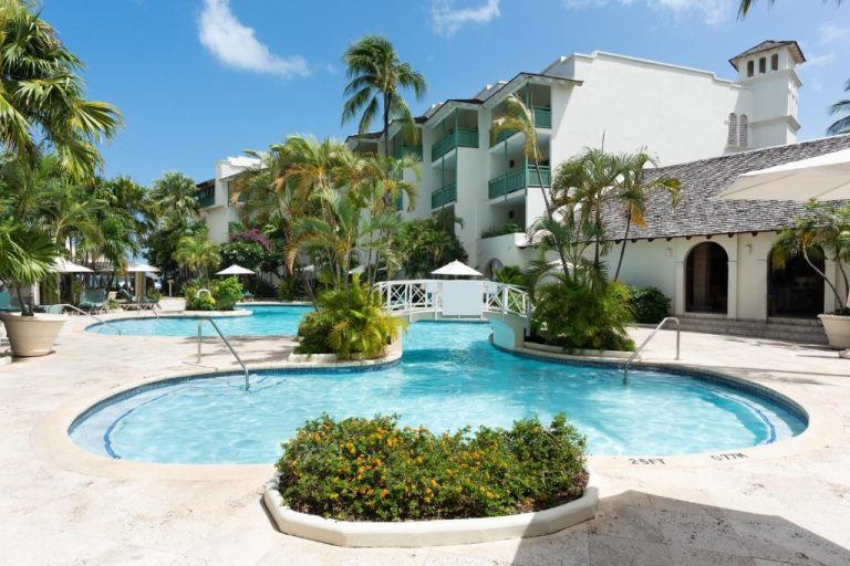 Piscina exterior con jacuzzi y jardines tropicales del Mango Bay All Inclusive en Barbados