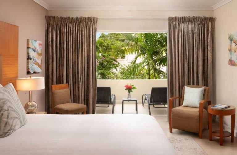 Habitación con cama doble y terraza privada con vistas al jardín tropical en Mango Bay All Inclusive