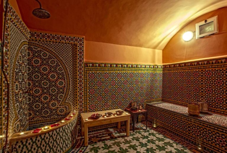 Hammam tradicional marroquí con mosaicos zellige y zona de vapor en el Royal Mirage Deluxe