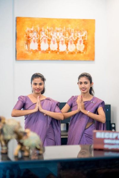 Recepcionistas con saludo namaste en la recepción del hotel Lavendish Wild Safari Sri Lanka