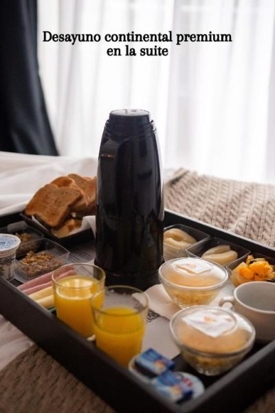 Desayuno continental premium servido en la suite del hotel Awwa Suites & Spa con zumo, tostadas y yogur