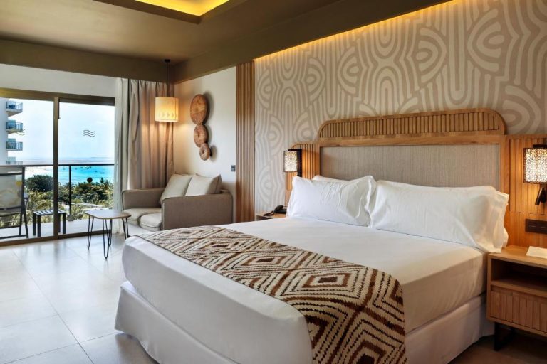 Habitación doble con cama king y vistas al mar turquesa en el Riu Palace Swahili Adults Only