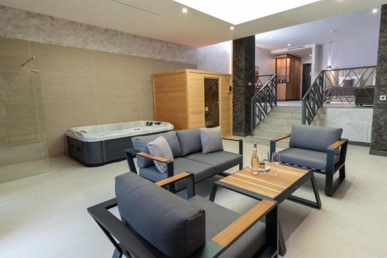 Zona spa con jacuzzi, sauna de madera y área de relax en Atmosphere Balneo Hotel & SPA