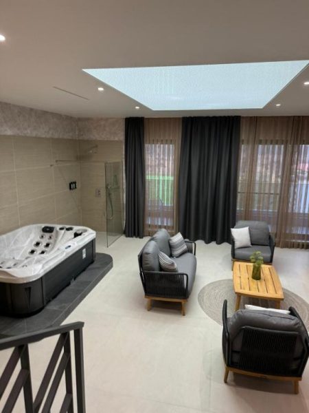 Suite con jacuzzi privado, ducha y zona lounge en Atmosphere Balneo Hotel & SPA