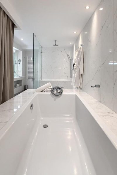 Lujosa bañera exenta de mármol blanco en el spa del BAB Hotel Marrakech Boutique & SPA