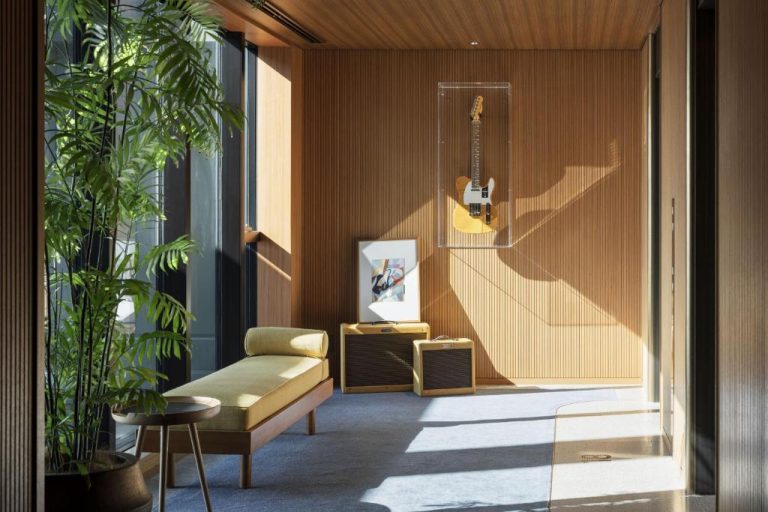 Sala de descanso con guitarra expuesta y amplificadores en The Aoyama Grand Hotel Tokio