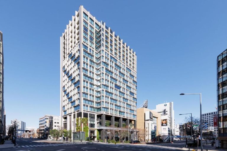 Fachada exterior del The Aoyama Grand Hotel en Tokio, moderno edificio de gran altura con diseño contemporáneo