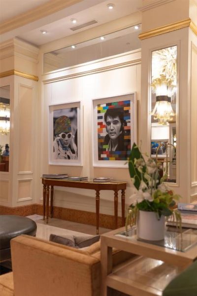 Elegante lobby del Conrad Indianapolis con cuadros de arte contemporáneo y mobiliario de lujo