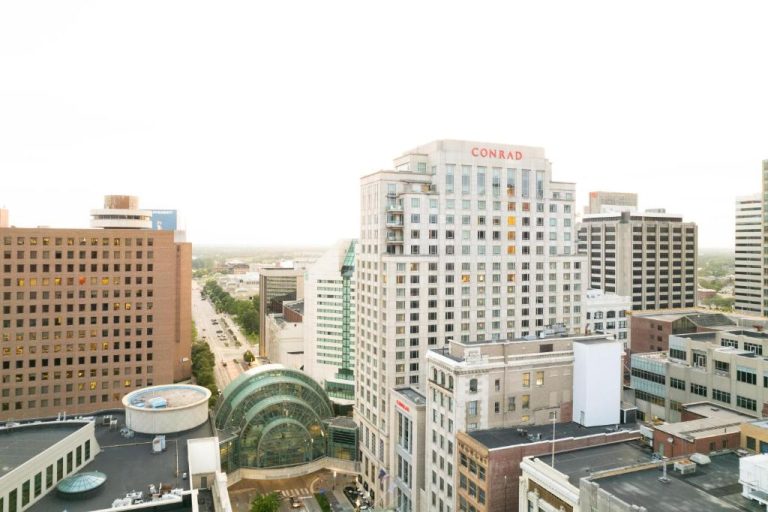 Vista aérea del Hotel Conrad Indianapolis en el centro de la ciudad con skyline urbano de fondo