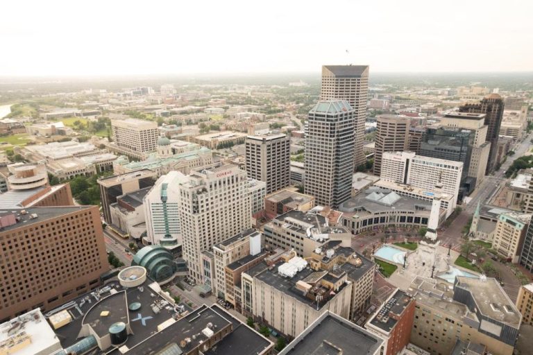 Vista aérea del centro de Indianápolis con el Hotel Conrad Indianapolis rodeado de rascacielos y monumentos