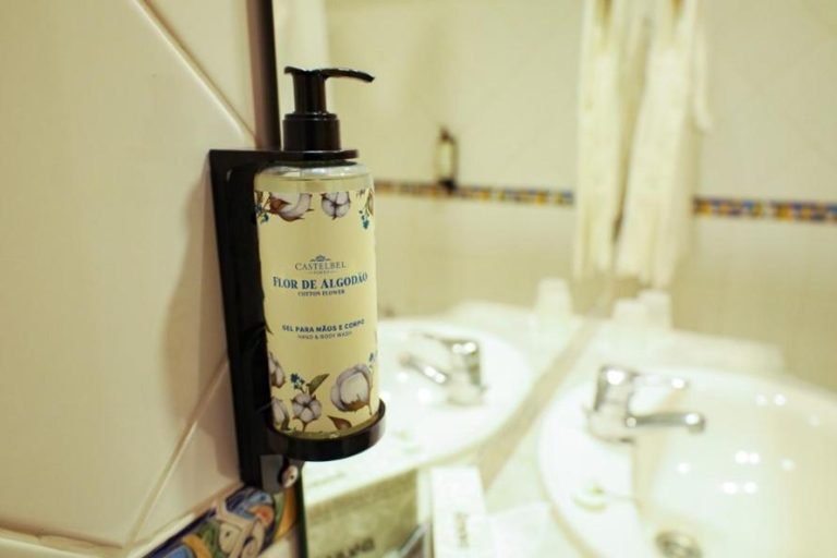 Gel de manos y cuerpo Castelbel Cotton Flower en el baño del Hotel do Mar
