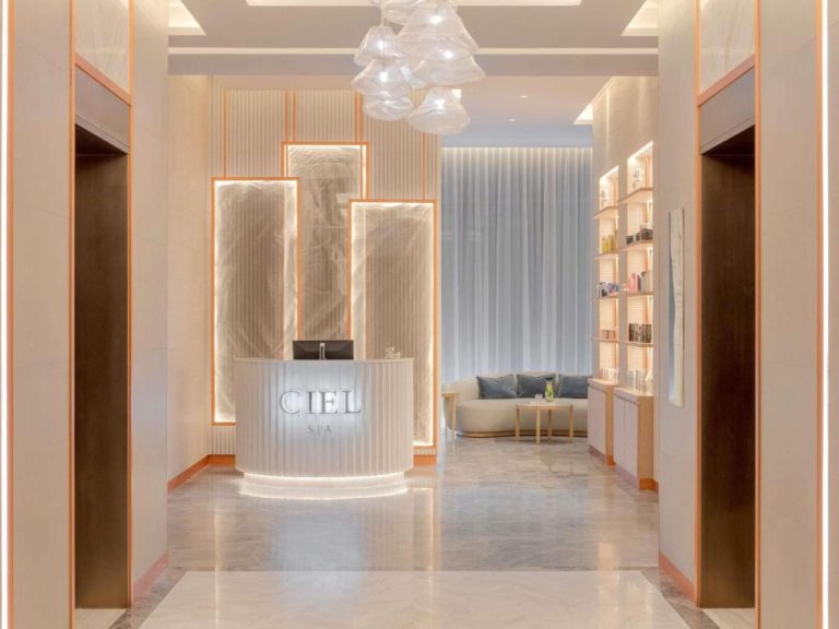 Recepción del Ciel Spa con diseño lujoso en tonos nude y dorado en el SLS Dubai Hotel & Residences