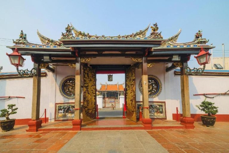 Majestuosa puerta de templo chino cerca del Palette Cara Hulu en Jonker Street Malacca