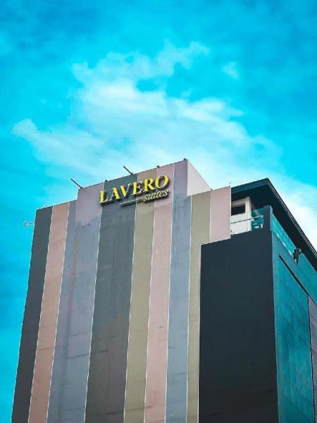 Fachada exterior del hotel Lavero Suites con diseño moderno y franjas verticales multicolor