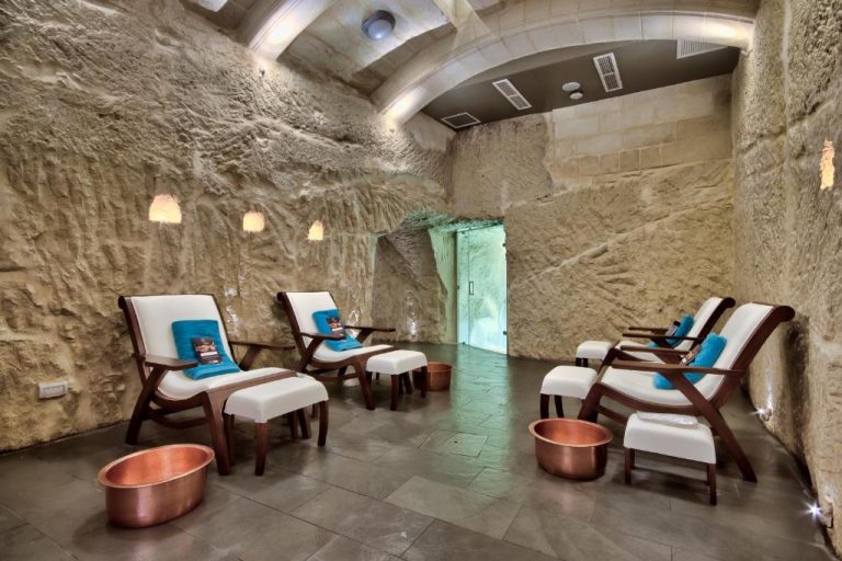 Sala de relax con sillones y cuencos de cobre en el spa del Palazzo Consiglia IK Collection Malta