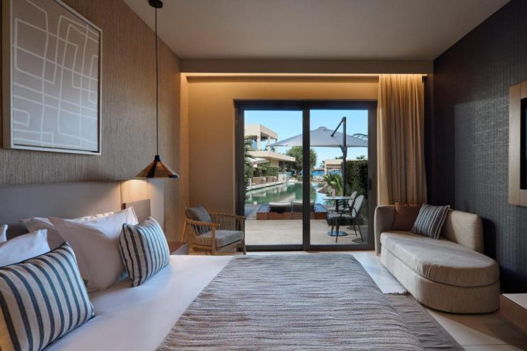 Habitación de lujo con acceso directo a la piscina en Atlantica Kalliston Resort Adults Only