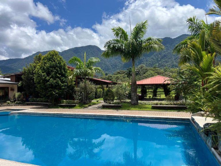 Piscina exterior con vistas a la montaña y jardines tropicales en La Quinta de Andrés