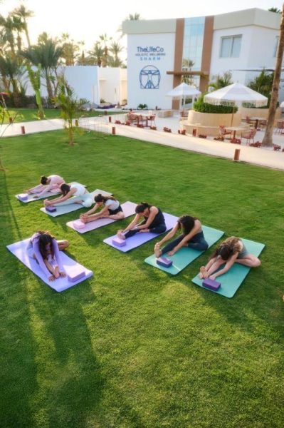 Clase de yoga al aire libre en el jardín del TheLifeCo Holistic Wellbeing Sharm El Sheikh