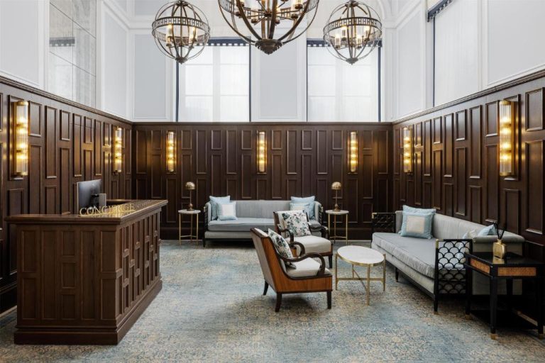 Elegante lobby con recepción de conserjería y sofás del Hilton Imperial Dubrovnik