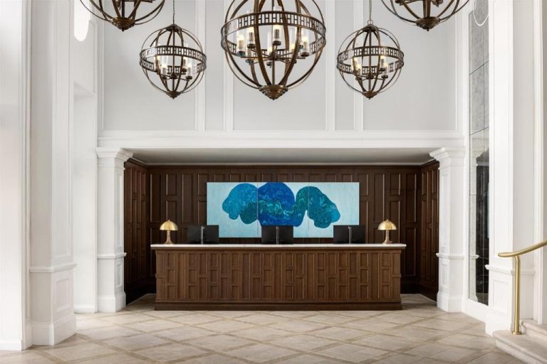 Recepción principal del Hilton Imperial Dubrovnik con lámparas esféricas y arte contemporáneo azul