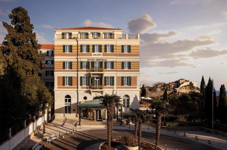 Fachada exterior del Hilton Imperial Dubrovnik con jardines y palmeras en el centro histórico