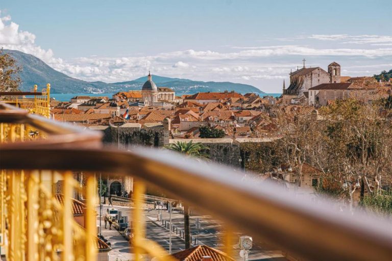 Vistas panorámicas de la ciudad antigua de Dubrovnik desde el balcón del Hilton Imperial Dubrovnik