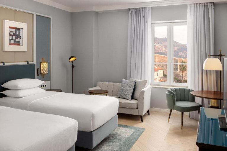 Habitación twin con vistas a la ciudad y decoración elegante en el Hilton Imperial Dubrovnik
